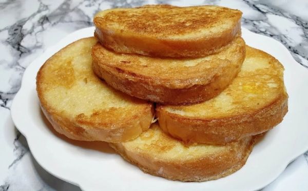 Творожные гренки с персиком: как превратить обычный батон в изысканный завтрак за 10 минут — семья просит добавки
