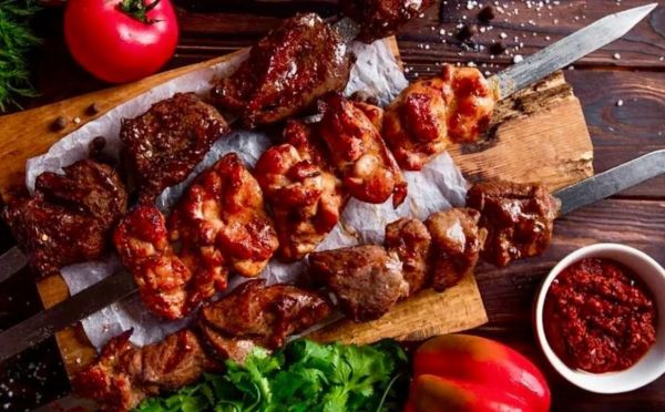 Никакого уксуса и лука: «хмельной» маринад для шашлыка, который дает аромат свежего хлеба и нереальную сочность