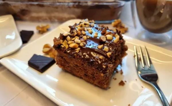 Шоколадно-ореховый пирог с лимонным сиропом: рецепт, который соберёт всю семью за одним столом