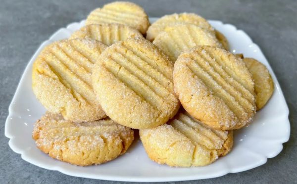 Духовка не нужна: готовим гору рассыпчатого печенья на сметане прямо на сковороде за 15 минут