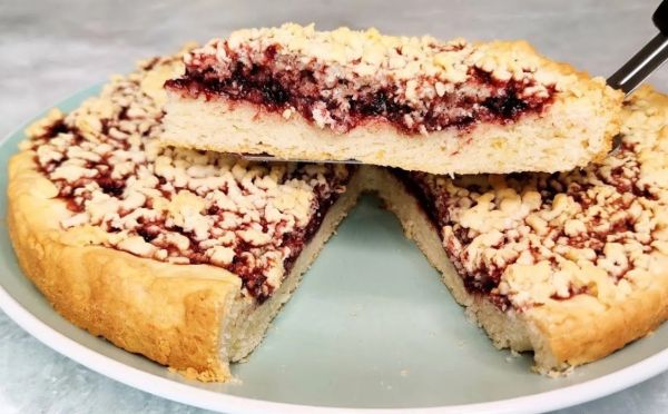 Пирог «Пятиминутка» с джемом и сахарной крошкой: нежнее любого пирожного к вечернему чаю