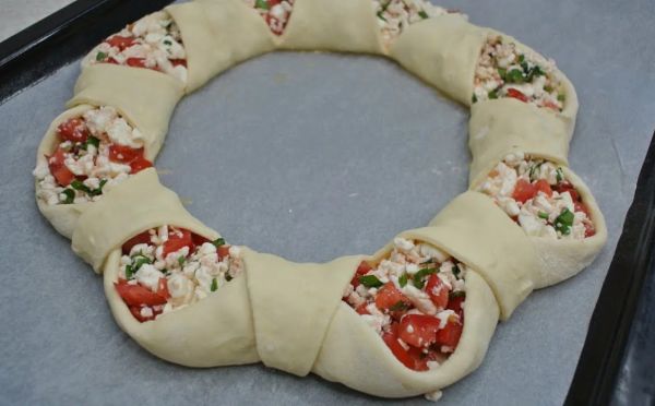 Эффектнее пиццы, а готовится за 5 минут: рецепт сытного «пирога-венка» из слоёного теста