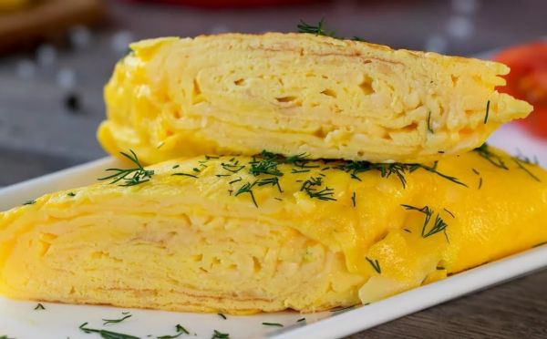 Завтрак как в лучшем кафе: готовим горячие гренки с омлетом и сыром на одной сковороде за 5 минут