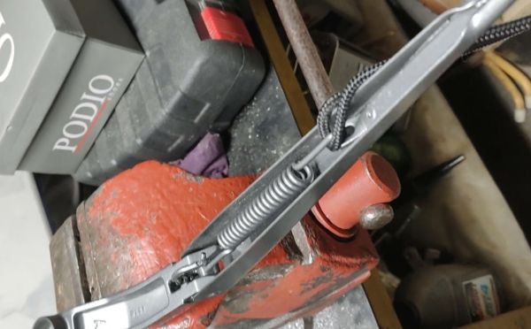 Не спешите менять щётки — проблема куда глубже: как улучшить дворники при помощи монет и плоскогубцев