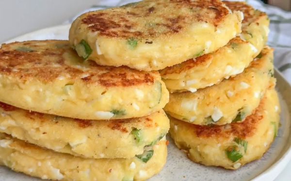 Разбирают прямо со сковороды: румяные пирожки с луком и яйцом — готовятся 5 минут