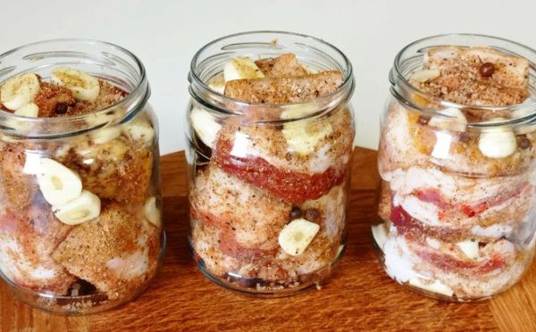 Нежнее масла: забытый «баночный» способ приготовления сала, который делает его тающим во рту