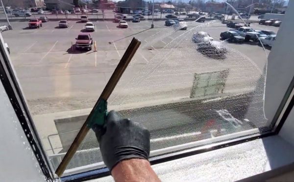 Чистые окна за 15 минут: хитрый алгоритм мытья поверхностей — 8 шагов до идеального блеска