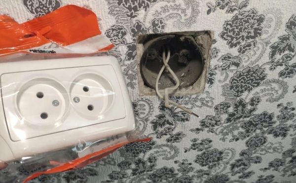 Решаем проблему раз и навсегда: как починить розетку, которая постоянно выпадает из стены