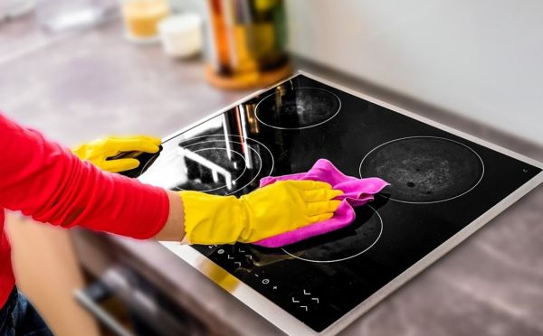 1 капля на салфетку — и никаких разводов: эксперт рассказала, как и чем мыть индукционную плиту