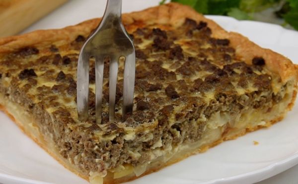 Хрустящее тесто и сочная начинка: мясной пирог на скорую руку — домашняя выпечка за 10 минут