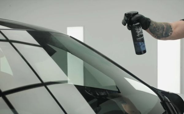 Чистое стекло без разводов: стоит ли использовать таблетки — автомеханик объяснил, как правильно разводить концентрат для стёкол