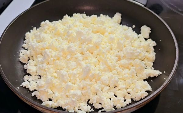 Неожиданно вкусно: проверила нашумевший рецепт с жареным творогом — теперь готовлю так постоянно