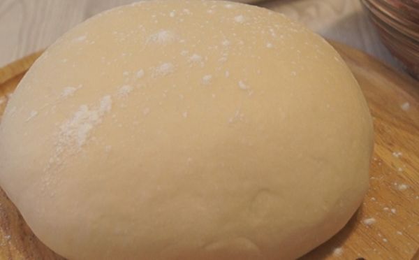 Секрет вкусных изделий — в мягком тесте: лучший рецепт основы для вареников и пельменей