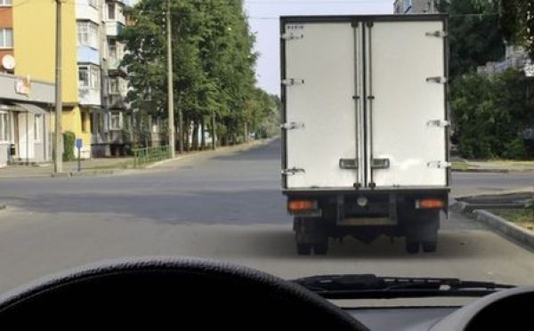 Обгон на перекрёстке плохая идея — здесь лучше не умничать: этот вопрос экзамена ПДД заваливают 49%