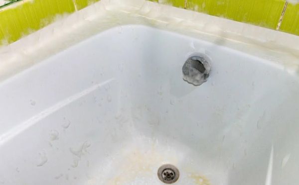 Не химия и не сода с уксусом: 1 бытовое средство избавит ванную от въевшихся пятен