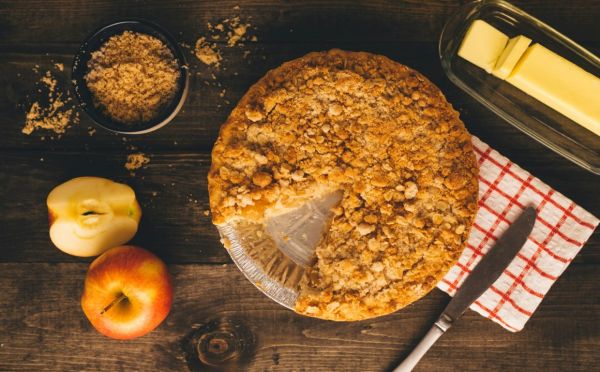 Я его слепила из того, что было — очень вкусный пирог-пятиминутка, когда в холодильнике есть только молоко и яблоки