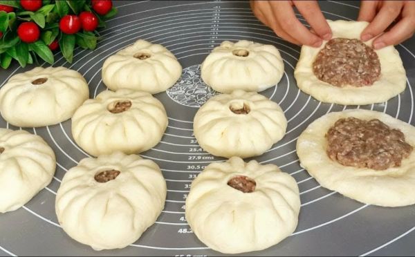 Круче привычных беляшей: готовим ленивые мясные пирожки под сырной шапкой за 25 минут