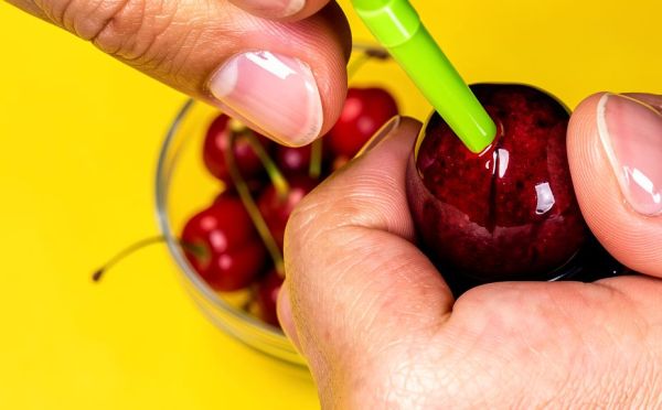 Косточки из вишен за 5 секунд: 4 домашних способа без специальных приспособлений