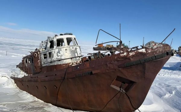 В Тикси готовятся к ликвидации судна времен СССР «Океанолог»