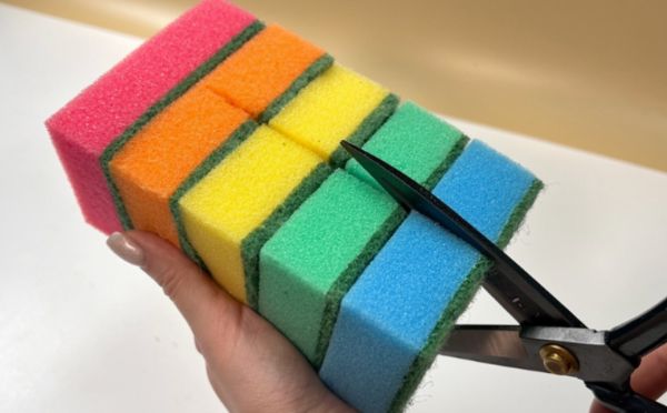 Режу губки на кубики и кладу под мусорный пакет: семья выдохнула с облегчением, а я перестала мыть ведро