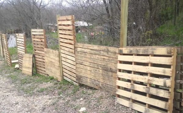 Забор из мусора, который соседи примут за евро-дизайн — паллеты рулят