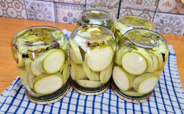 Кабачки без варки и стерилизации: отличная закуска за 1 сутки