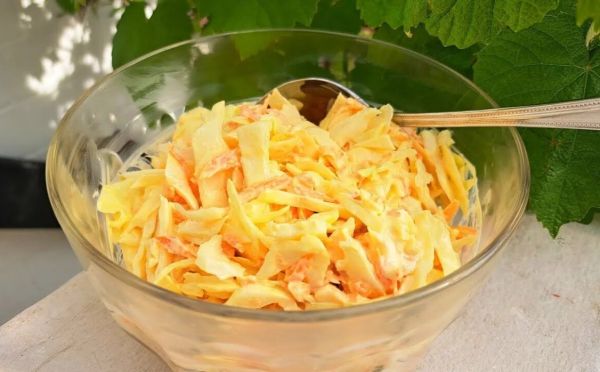 Рецепт из СССР: готовим салат «Хрустик» из капустных кочерыжек — вкуснее «Оливье» в 100 раз