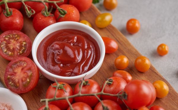 Кетчуп больше не покупаю, а делаю сама: рецепт от шеф-повара — вкуснее Heinz в 100 раз