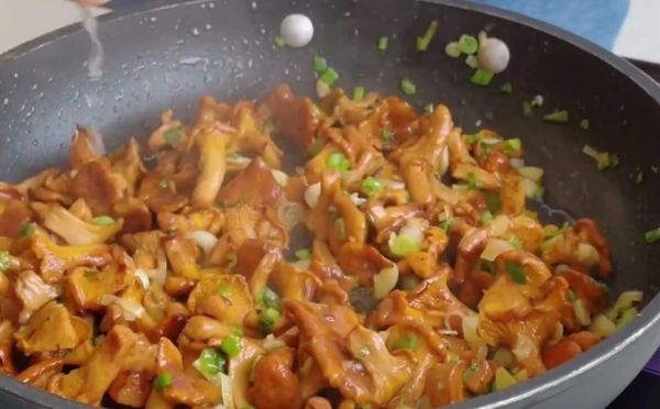 Сливочные лисички с луком и чесноком: готовлю и летом, и осенью