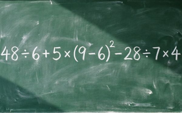 Тест по математике: сможете решить пример 48 ÷ 6 + 5 × (9 − 6)² − 28 ÷ 7 × 4?