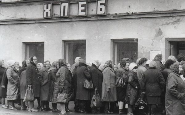 Банки, очередь и «а вдруг пригодится»: почему эти 5 советских привычек живут с нами до сих пор?