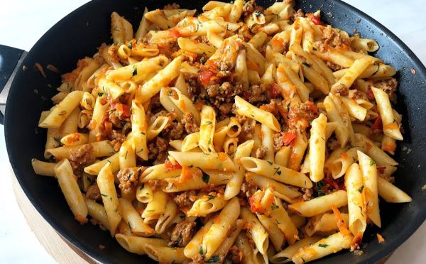 Гости съедят за минуту: макароны по-флотски по рецепту из СССР — мясо тает во рту, а соус обволакивает каждую ракушку
