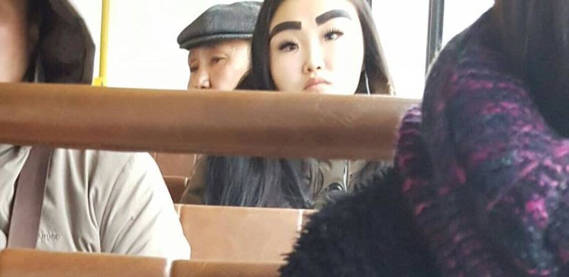 Девушка с бровями стала звездой якутского ватсапа