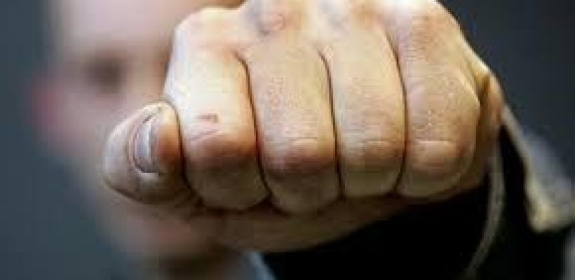 "Схватил за горло и стал душить". В Якутске мужчина напал на женщин на кладбище