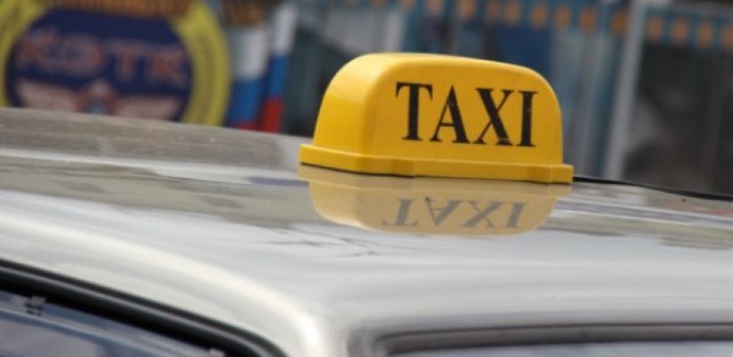 В Якутске водитель такси забрал барсетку у пассажира