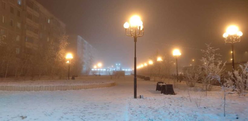 В Оймяконском улусе всего минус 54 градуса, а старшеклассники не пошли на занятия. Там ввели новые «щадящие» правила для школьников