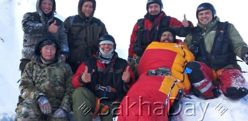 "Когда добровольцы подошли к вертолету, там уже были спасатели", - как спасали пилота в Момском районе