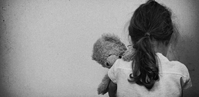 В Ленском районе мужчина насиловал двух дочерей своей сожительницы