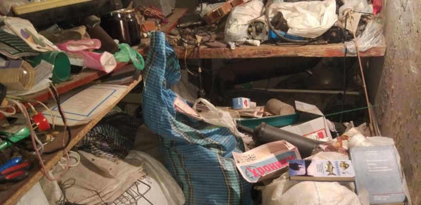 «Плюшкин» захламил квартиру и балкон в доме на улице Б. Чижика в Якутске