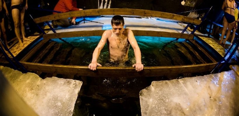 Врач рассказала, кому опасно погружаться в крещенскую купель при якутских морозах