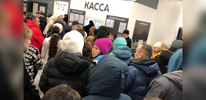 «Зря потраченный день». Посетители ледового катка на Можайского пожаловались на нехватку персонала и толпы людей