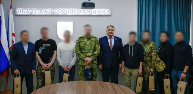 Спикер Якутской гордумы подарил участникам СВО носки, связанные его мамой