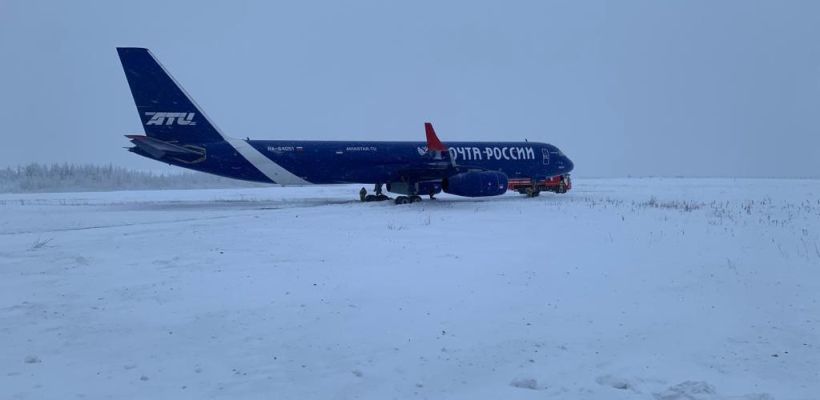 Самолет Ту-204 выкатился за пределы ВПП в Мирном