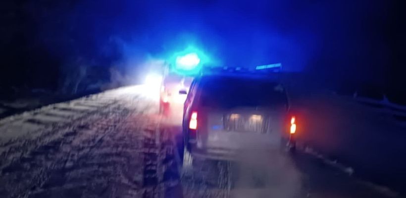 В Якутии инспекторы ДПС помогли пожилой паре, чей автомобиль съехал с дороги