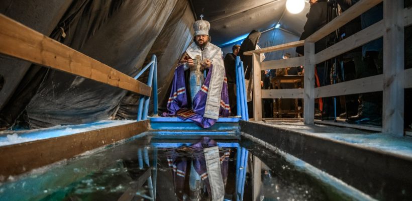 В Роспотребнадзоре Якутии призвали не брать и не пить воду из крещенских прорубей