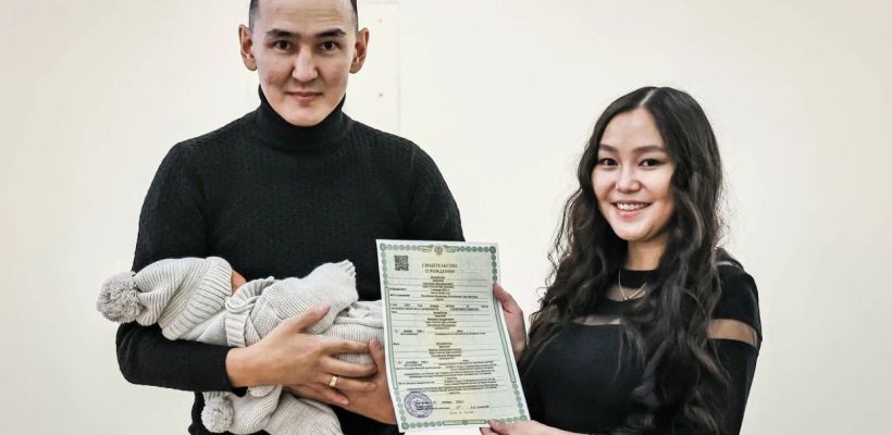 «Уже думаем о втором ребенке, хотим девочку». Родители мальчика с редким именем Одунхан дали первое интервью журналистам