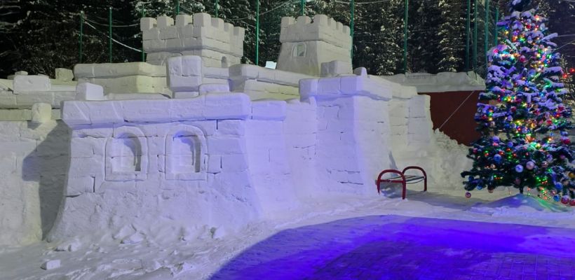 В Алдане педагоги построили детям снежный замок