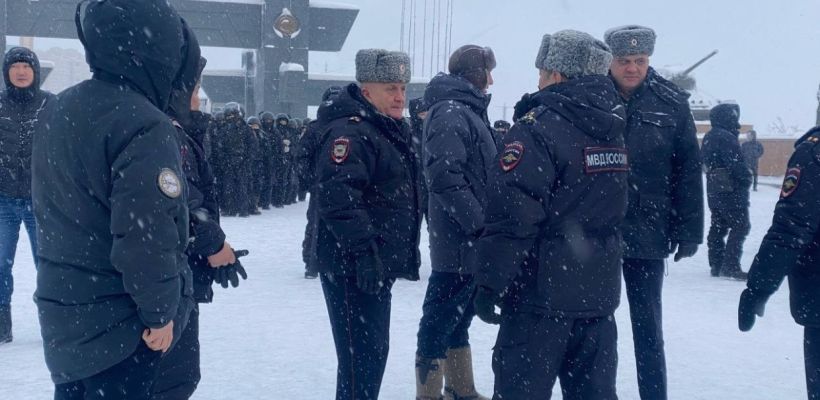 «Мужики, чего собрались?». В Якутске полиция остановила незаконный митинг