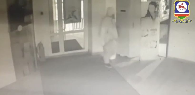 В Якутске мужчина проник в ТЦ, разбив входную дверь. Он попытался похитить серебряные украшения