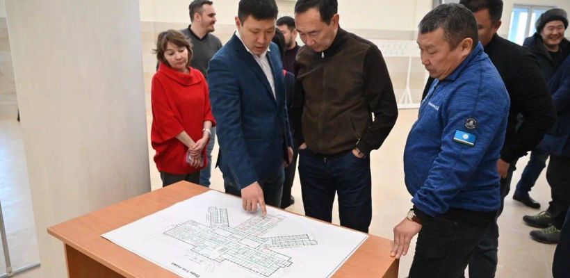 Айсен Николаев проверил строительные работы в онкодиспансере